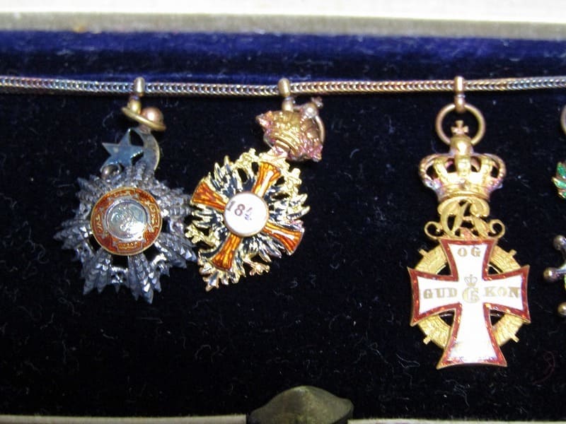 Chain of japanese miniatures  made by Halley Lasne, Paris.jpg