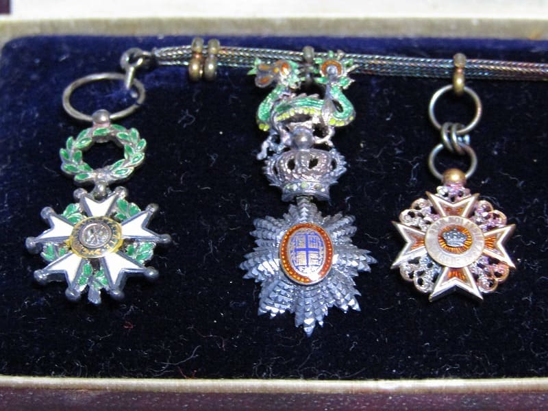 Chain of japanese miniatures  made by  Halley Lasne, Paris.jpg