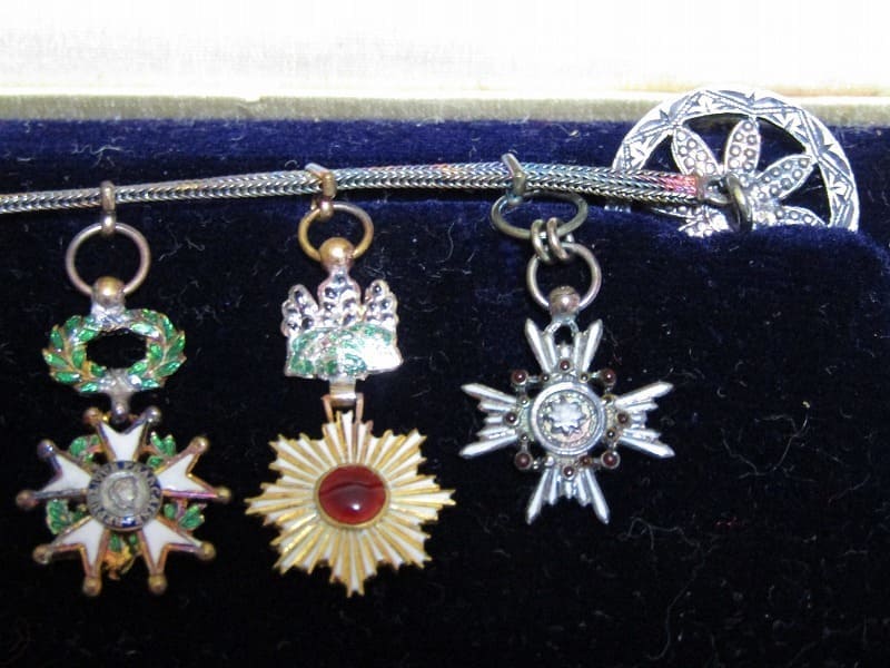 Chain  of japanese miniatures made by Halley Lasne, Paris.jpg