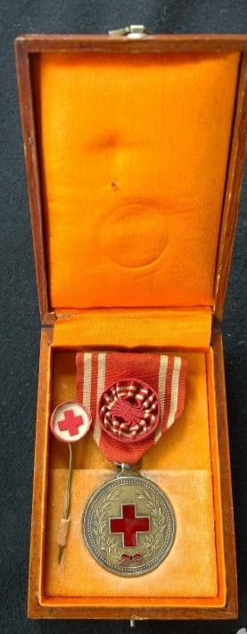 Chinese Red Cross Society Special Member's Medal.jpg