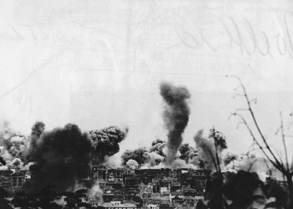 Chungking during a Japanese airstrike.jpg