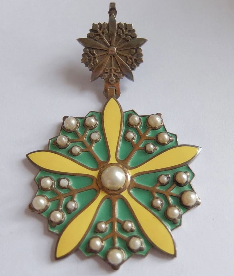 Collar Badge of the Grand Order of the Orchid Blossom made by Osaka Mint.jpg Collar Badge of the Grand Order of the Orchid Blossom made by Osaka Mint.jpg