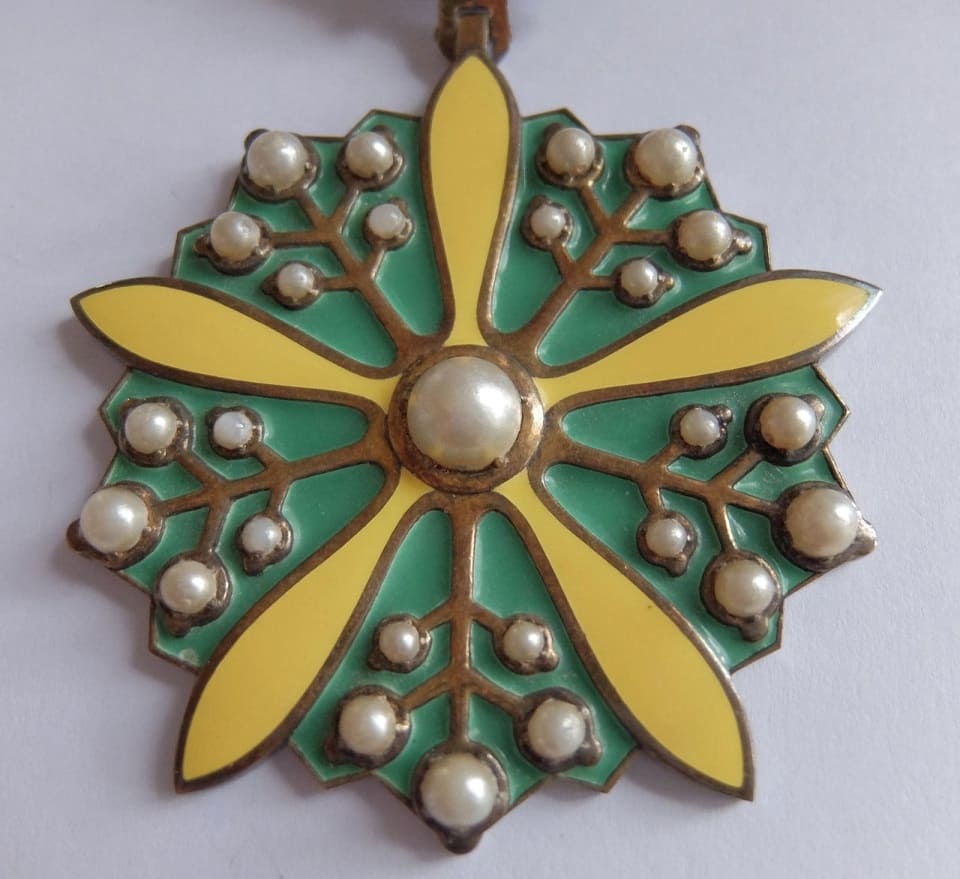 Collar  Badge of the Grand Order of the Orchid Blossom made by Osaka Mint.jpg Collar  Badge of the Grand Order of the Orchid Blossom made by Osaka Mint.jpg