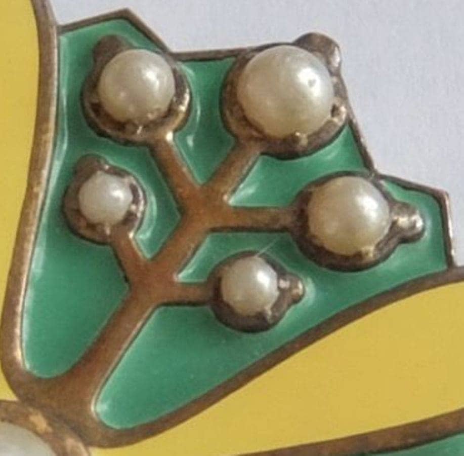 Collar Badge of  the Grand Order  of the Orchid  Blossom made by Osaka Mint.jpg Collar Badge of  the Grand Order  of the Orchid  Blossom made by Osaka Mint.jpg