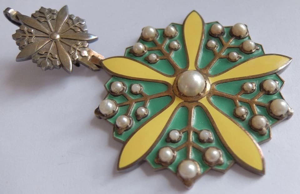 Collar Badge of the Grand Order  of the Orchid Blossom made by Osaka Mint.jpg Collar Badge of the Grand Order  of the Orchid Blossom made by Osaka Mint.jpg
