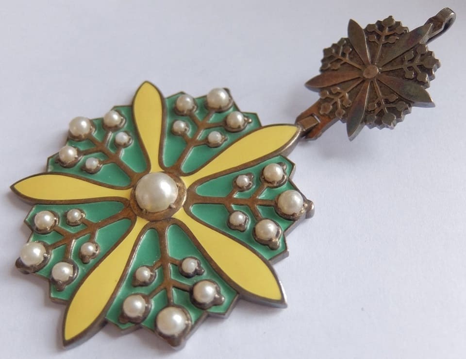 Collar Badge of the Grand Order of the  Orchid Blossom made by Osaka Mint.jpg Collar Badge of the Grand Order of the  Orchid Blossom made by Osaka Mint.jpg