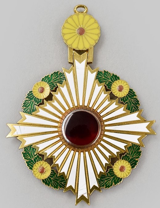 Collar Badge of the Order of the Chrysanthemum.jpg