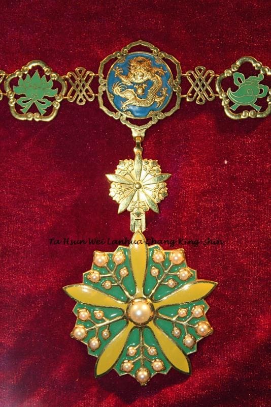 Collar of the Order of the Orchid Blossom awarded in  1941 to Michael I of Romania.jpg