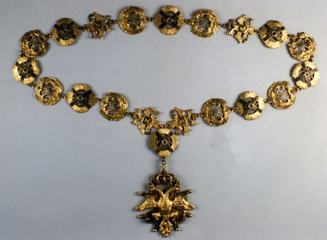 Collar of  the Saint Andrew the First Called order from the collection of the British Museum.jpg