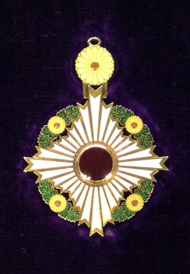 Collar_of_the_Supreme_Order_of_the_Chrysanthemum_002.jpg