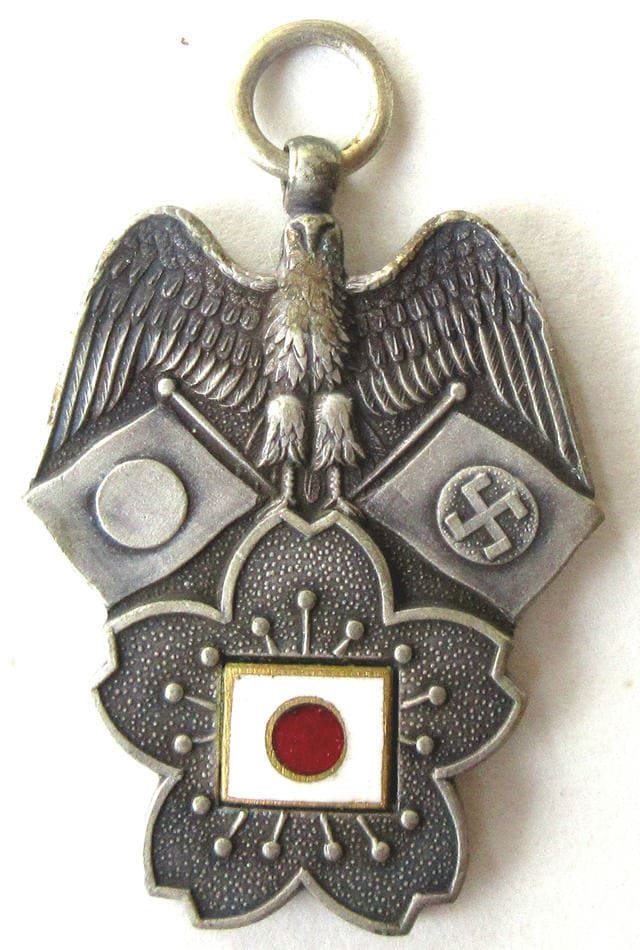 Commemorating the Japan-German Anti-Comintern Pact-Japanese Badge.jpg
