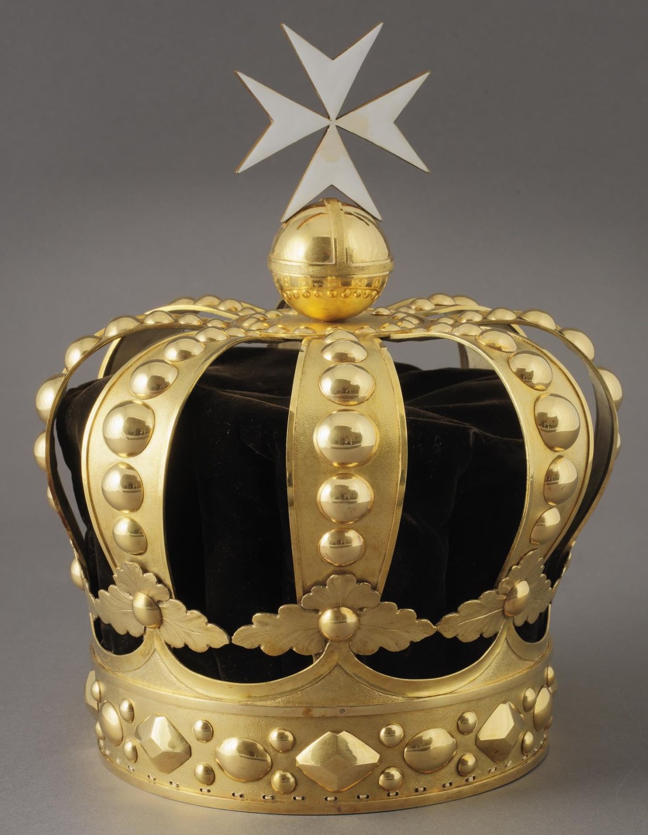 Crown of the Grand Master of the Order of St. John of Jerusalem.jpg