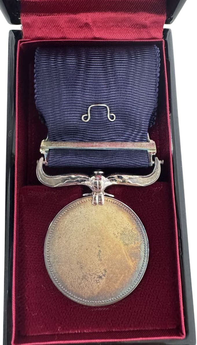 Dark Blue Ribbon Medal of Honor awarded in  1995.jpg