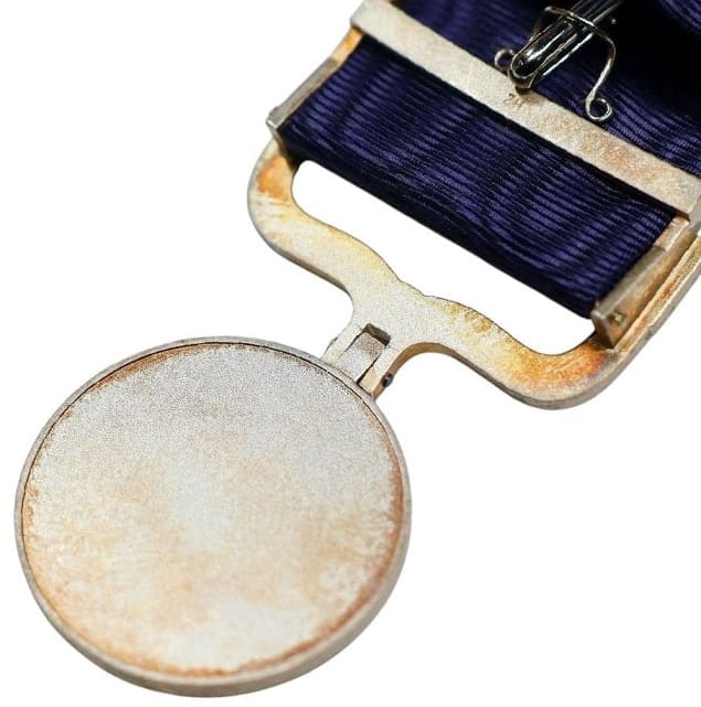 Dark Blue Ribbon Medal of Honor awarded in 2005.jpg