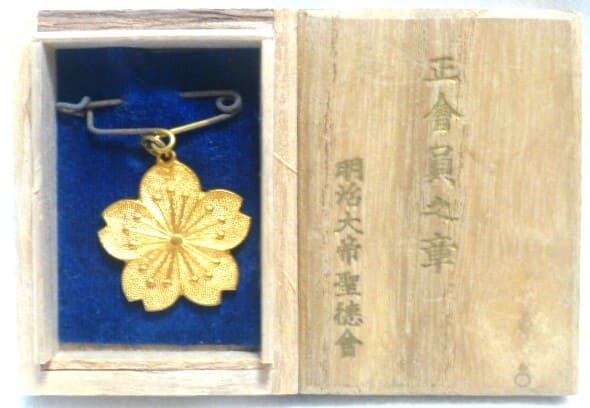 Emperor Meiji Seitokukai Association Badge 明治大帝聖徳会章.jpg
