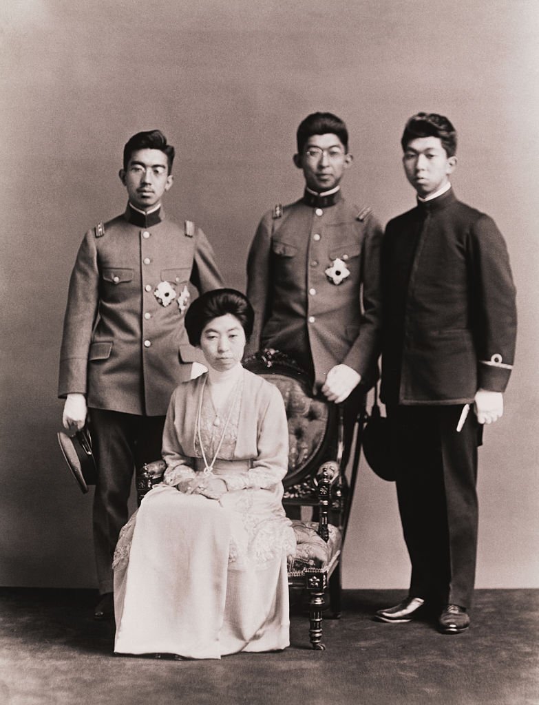 Empress Sadako of Japan with her sons.jpg