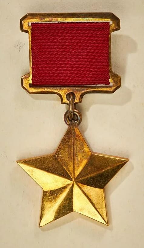 Erich Honecker's Hero of the Soviet Union Golden Star Medal.jpg
