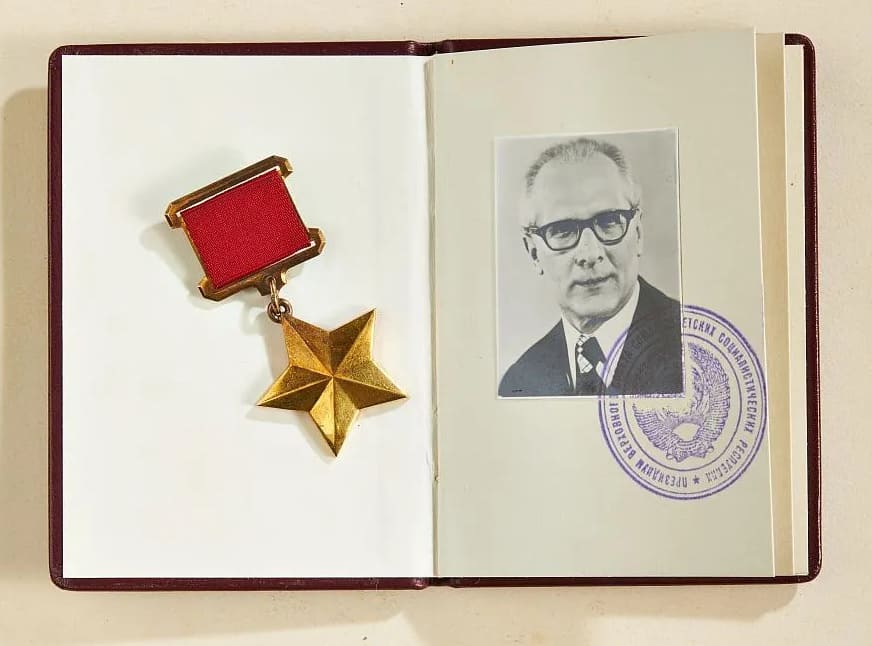 Erich Honecker's Hero  of the Soviet Union Golden Star Medal.jpg