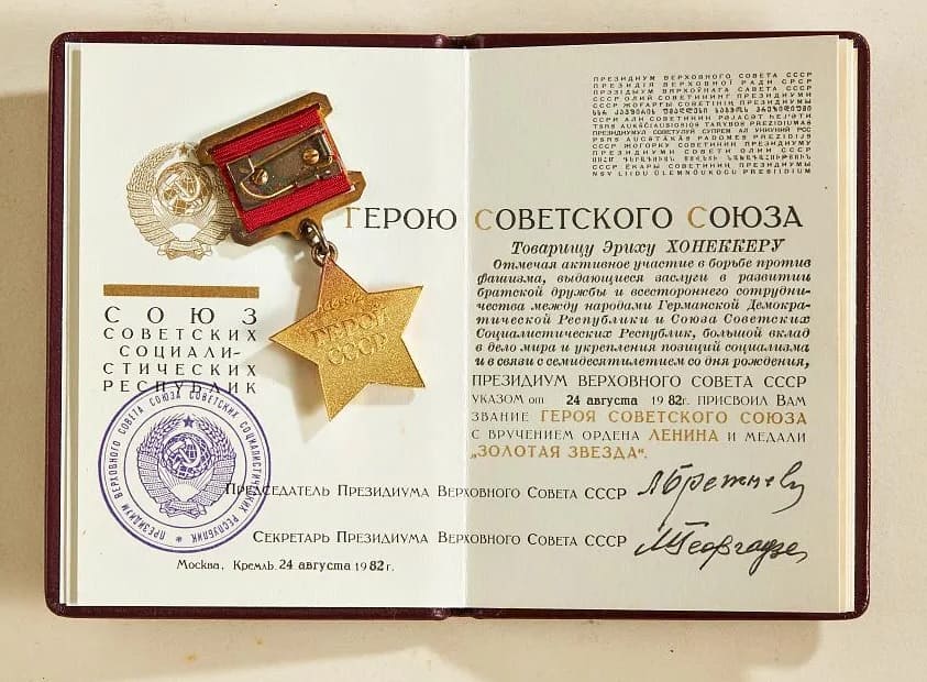 Erich Honecker's Hero of the Soviet Union  Golden Star Medal.jpg