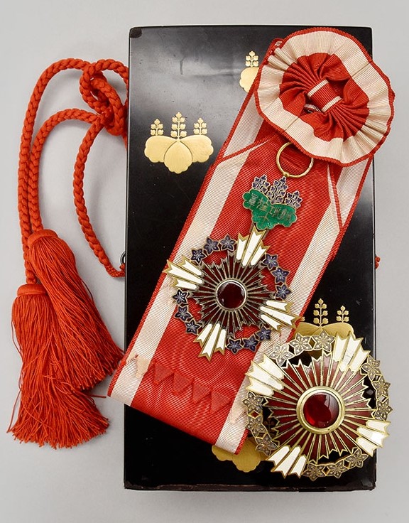 European replica  of the Order of the Paulownia Flowers.jpg