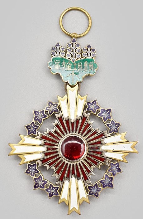 European  replica  of the Order of the Paulownia Flowers.jpg