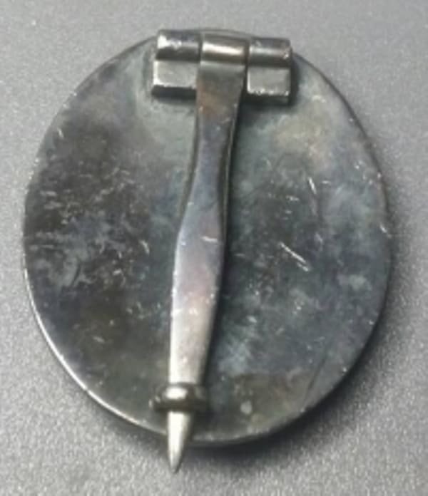 Fake Japanese    Naval  Academy Graduation Badge.jpg