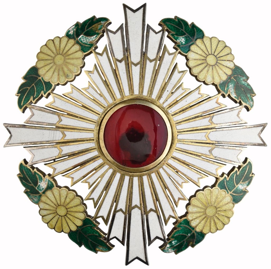 Fake Order of the Chrysanthemum  breast star made by Rothe, Wien.jpg