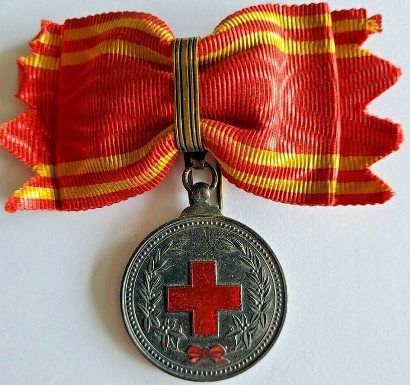 Female version of the Chinese Red Cross Society regular member's medal.jpg