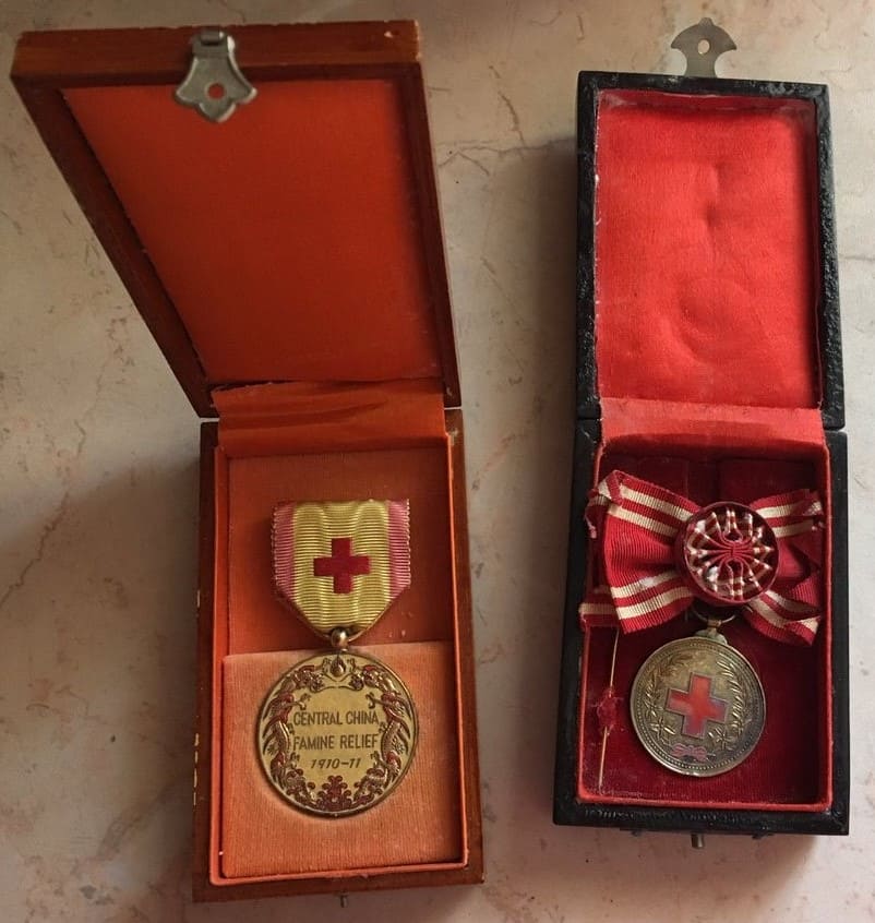 Female version of the Chinese Red Cross Society special member's medal.jpg