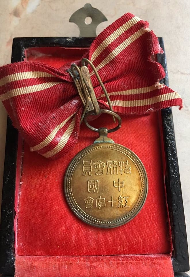 Female version of the Chinese Red Cross Society special member's  medal.jpg