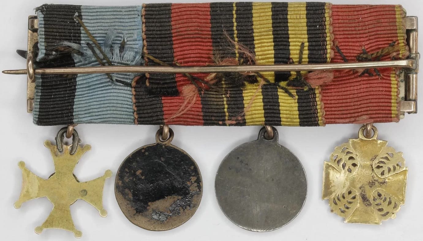 Фрачные копии 4 Орденских знаков и  медалей на палаше За храбрость.jpg