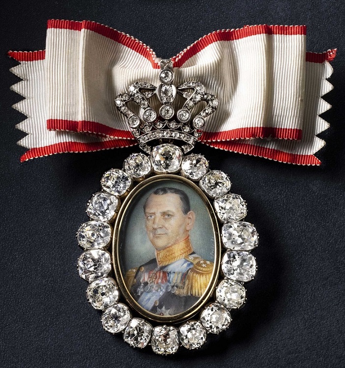Frederick IX's diamond-set medal, which the Queen inherited from her mother, Queen Ingrid..jpg