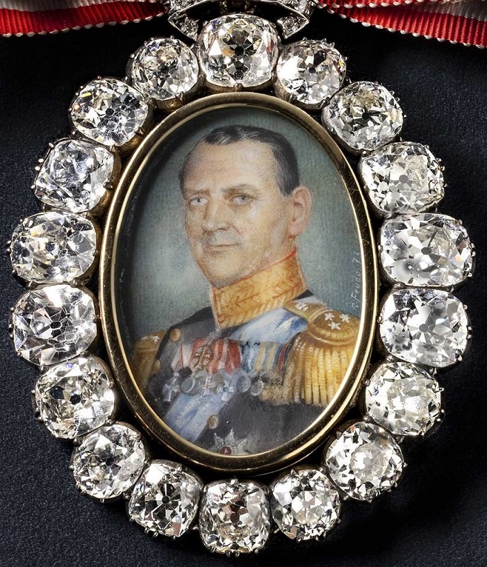 Frederick IX's diamond-set  medal, which the Queen inherited from her mother, Queen Ingrid..jpg