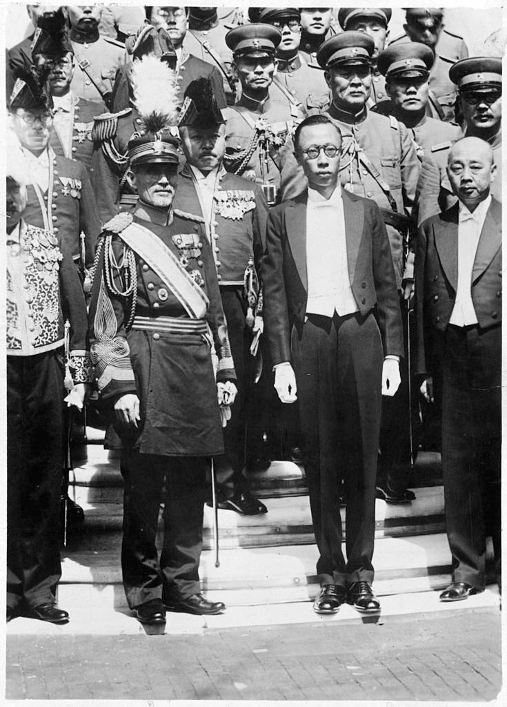 General Takashi Hishikari 菱刈隆 陸軍大将 with Emperor Pu-Yi..jpg