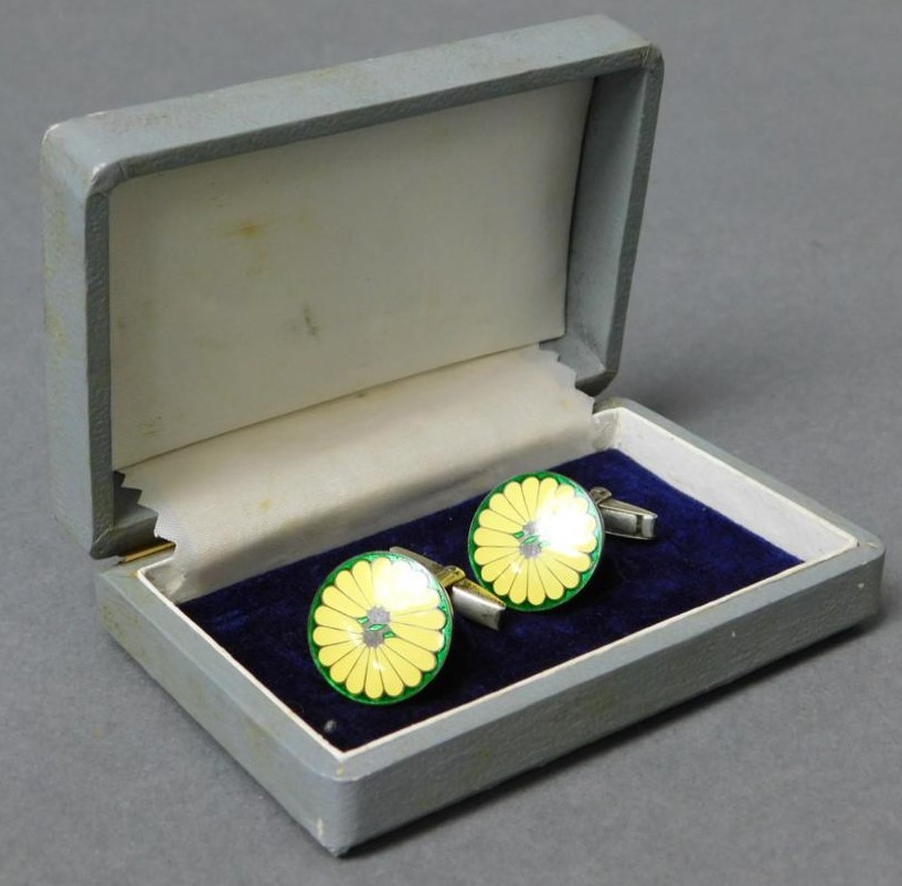 Gift Cufflinks from  Kitashirakawa-no-miya Princely House 北白川宮カフスボタン.jpg