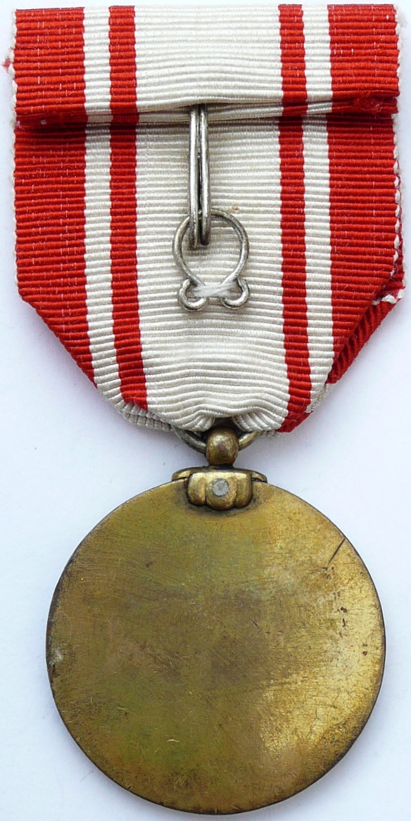 Gift Medal of Manchukuo Red  Cross Society 州国赤十字社贈章.JPG