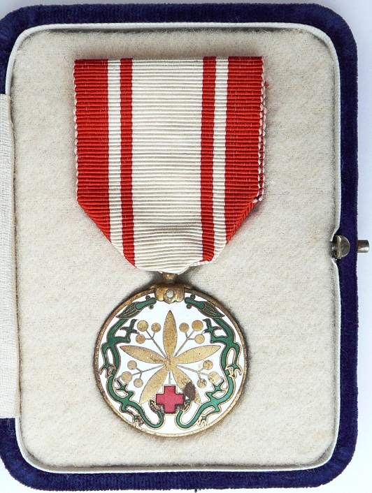 Gift Medal of Manchukuo Red Cross Society  州国赤十字社贈章.JPG