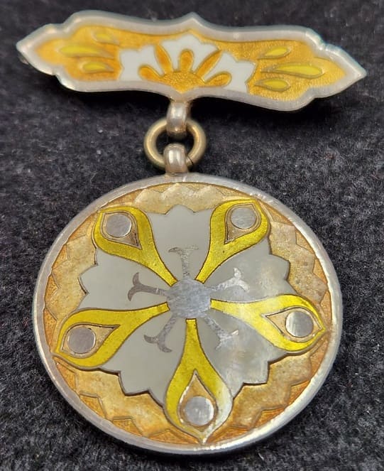 Gold Leaf Special Membership Badge of Saiseikai.jpg