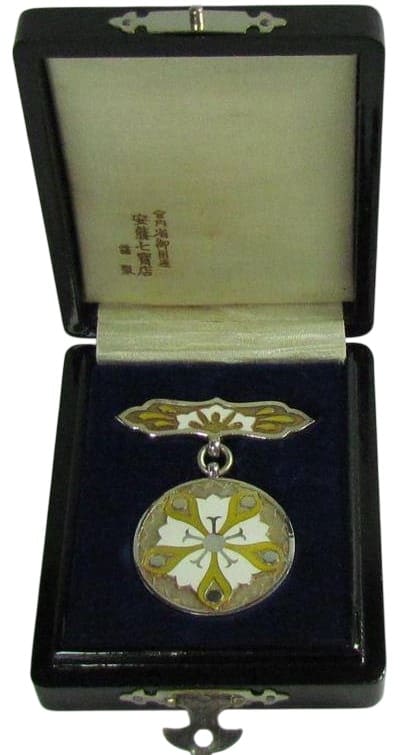 Gold Leaf Special Membership Badges of Saiseikai.jpg