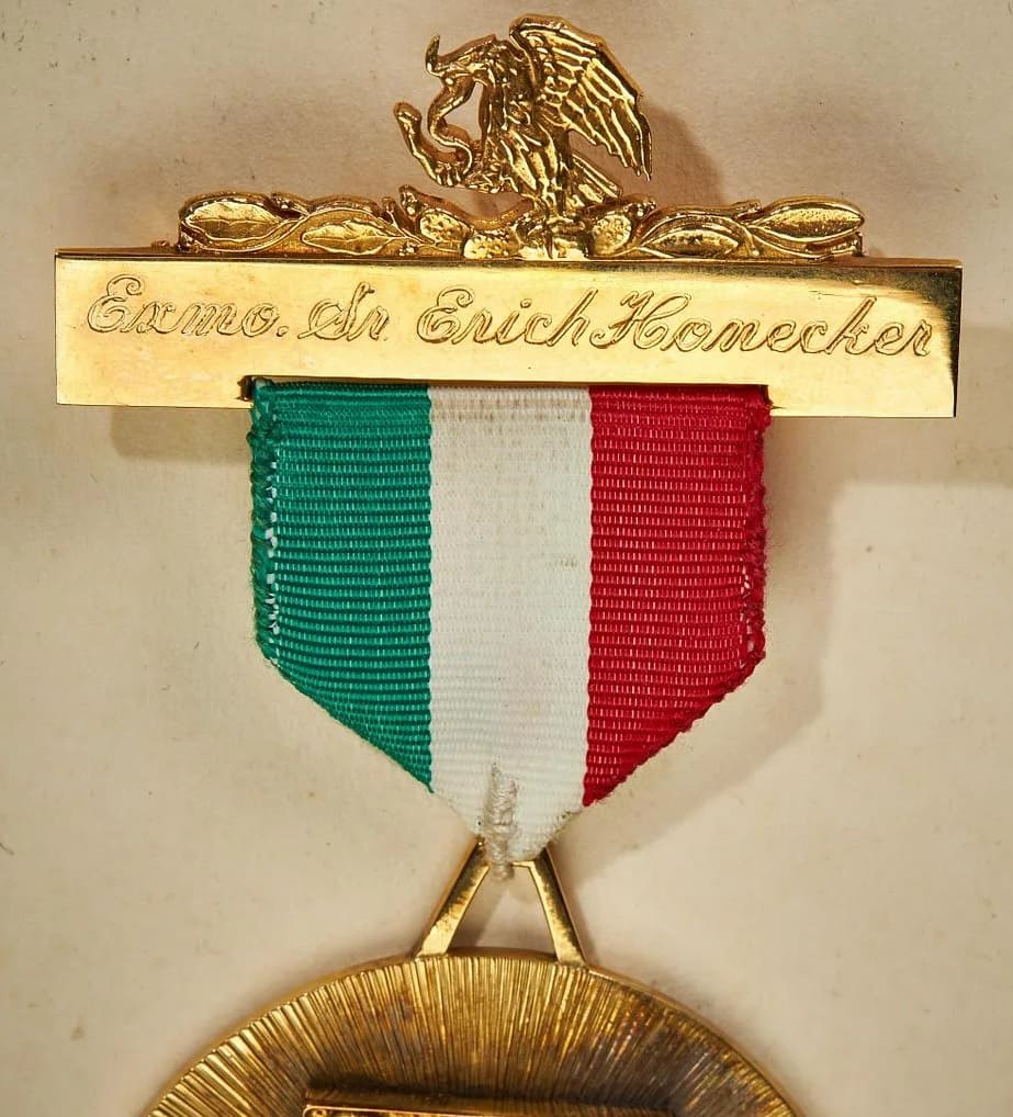Gold Medal  of Merit of the City of Mexico.jpg