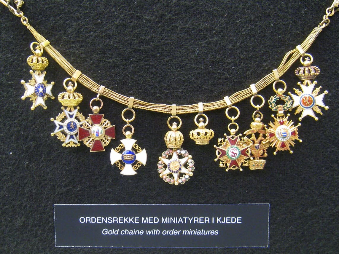 Gold_chain_with_miniatures_of Peter Don Pedro Christophersen.jpg