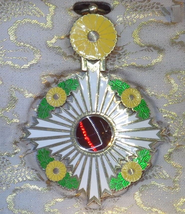 Grand Cordon of the Order of the Chrysanthemum.jpg