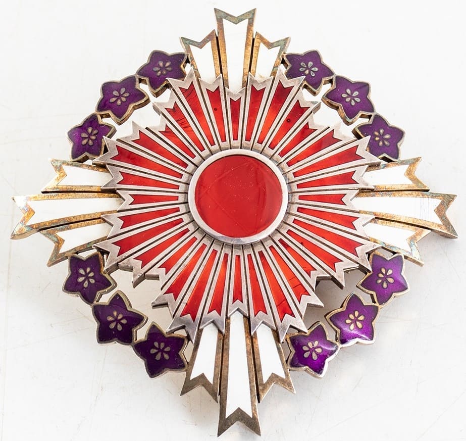 Grand Cordon of  the Order of the Paulownia Flowers breast star.jpg