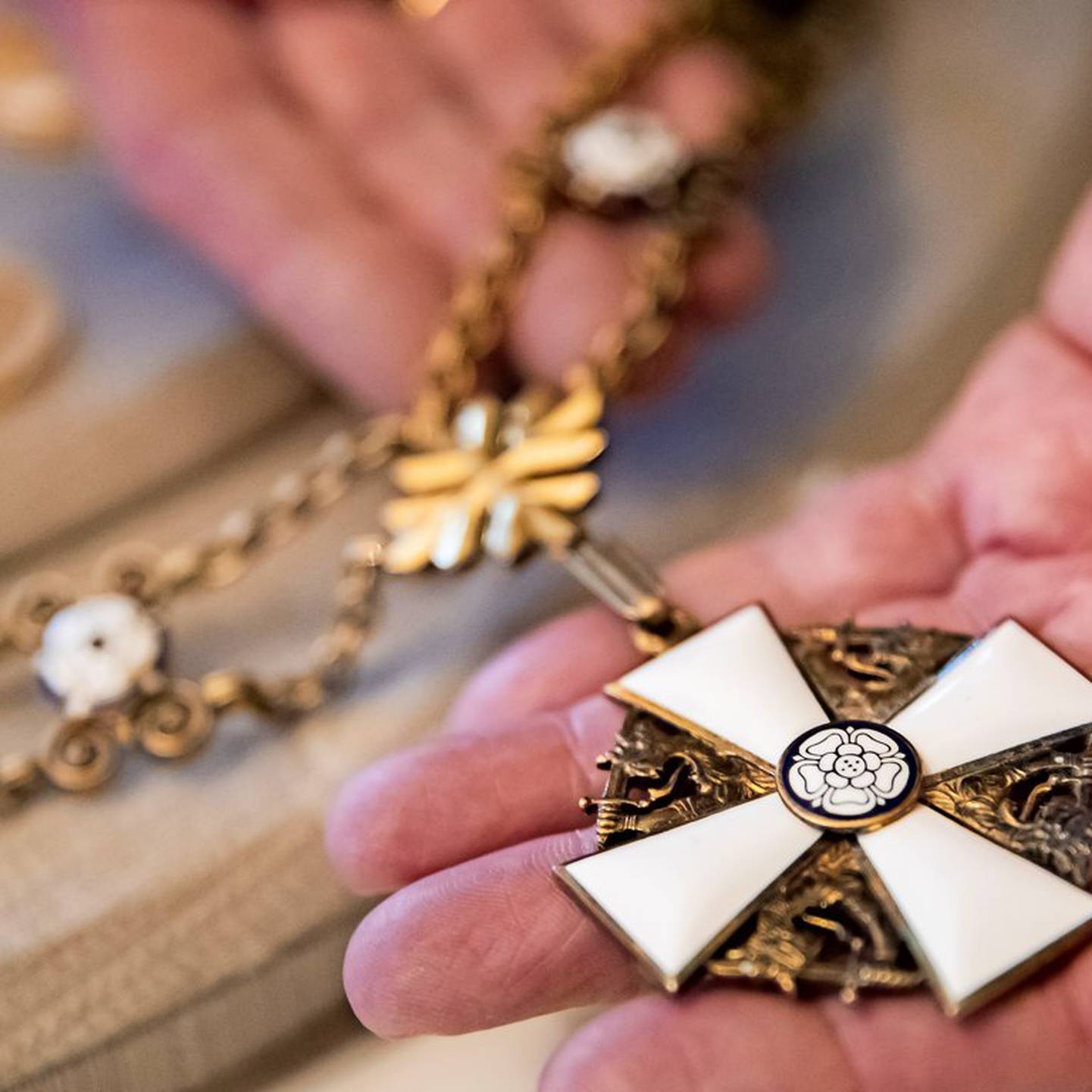 Grand Cross of the White Rose of Finland with  Collar of Erich Honecker.jpg Grand Cross of the White Rose of Finland with  Collar of Erich Honecker.jpg
