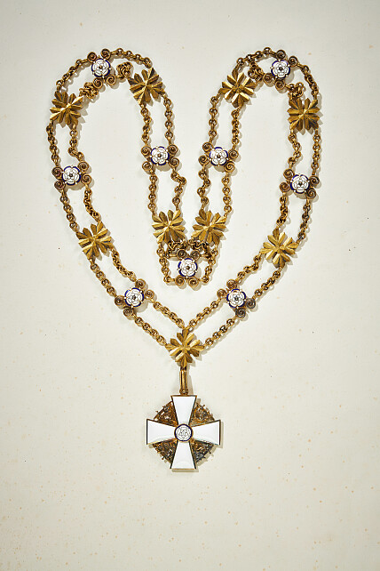 Grand Cross of the White  Rose of Finland  with Collar of  Erich Honecker.jpg Grand Cross of the White  Rose of Finland  with Collar of  Erich Honecker.jpg