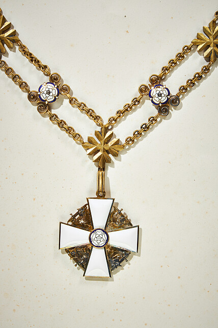 Grand Cross  of the White Rose of Finland with Collar of Erich Honecker.jpg Grand Cross  of the White Rose of Finland with Collar of Erich Honecker.jpg