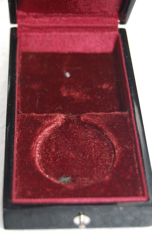 Green Ribbon Medal of Honour awarded  in 1940.jpg Green Ribbon Medal of Honour awarded  in 1940.jpg