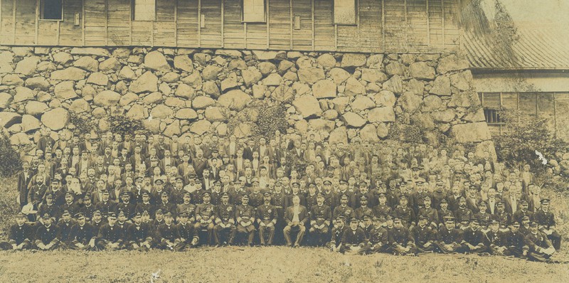 Group photo that  was taken in front of the Matsue Castle keep in 1907.jpg