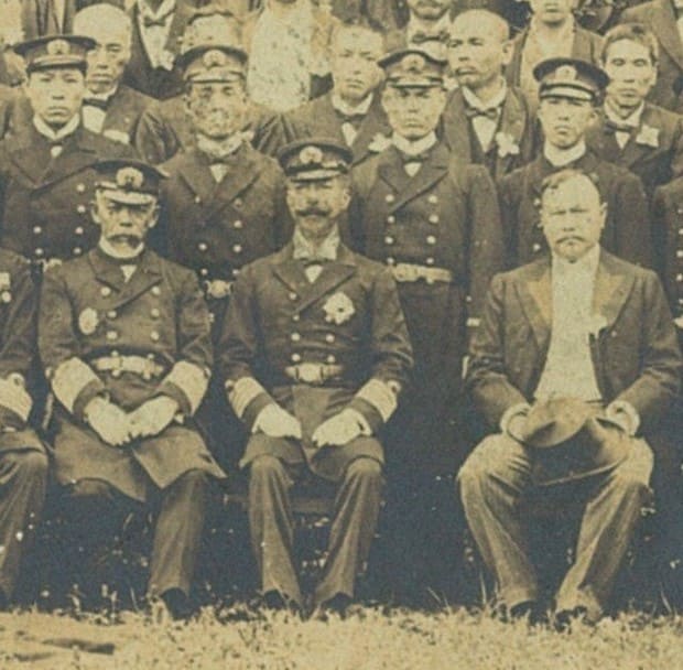 Group photo that was taken in front of the Matsue Castle keep in 1907.jpg