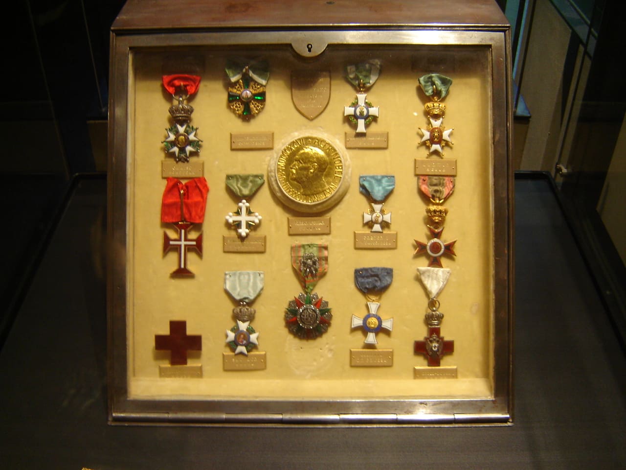 Henry Dunant's awards.jpg